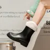 Zapatos de lluvia de moda transfronterizos para mujer, suela gruesa, calzado para exteriores, todo lo combina, zapatos impermeables, antideslizantes, zapatos de goma para cocina, zapatos impermeables para lavado de autos para mujer