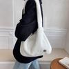 Bolsas Peludas Primavera y Verano 2026 Nuevo Estilo Bolsos de Mujer Ins Bolsos de Mano con Forma de Corazón Bolsos de Felpa Simples de Moda