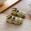 Sandálias Infantis 2026 Verão Novo Estilo Meninas Laço Vazado Sapatos de Princesa Meninas Pequenas Tecidas Sola Macia Sapatos Romanos