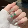 Venta al mayoreo del fabricante: Aretes redondos de jadeíta natural, con un vibrante tono verde, engastados en plata S925, un diseño minimalista y versátil