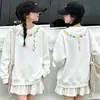 Sudaderas forradas de felpa para niñas de importación, nueva colección otoño/invierno 2026, cuello redondo, diseño de caricatura lindo, tops de manga larga para niños como capa base, venta al por mayor