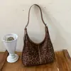 Bolsa transversal de luxo leve e requintada feminina de veludo outono novo estilo axila camurça diagonal moda ombro único estampa de leopardo 2026