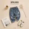 Elegante conjunto de tres piezas para niño para primavera y otoño: Chaqueta de piel sintética con cuello de solapa, camisa a cuadros y jeans rotos para niños pequeños y niños pequeños