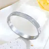 Pulseira de Aço Titânio com Micro Cravação de Diamante para Mulheres, Moda Europeia e Americana, Luxo Leve, Estilo Coreano, Simples, Nicho, Não Desbota, Joia de Pulseira com Fecho