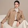 Chaqueta corta de plumas para mujer con cuello de solapa y patrón de rombos, moda de invierno 2026, ligera y cálida, estiliza figuras petite, en un diseño estilo Chanel