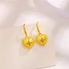 Tienda de oro con pendientes huecos de color dorado en forma de corazón y trébol de cuatro hojas, pendientes de color alto dorado claro para novia