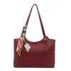 Bolsa Casual Simples Estilo Novo Primavera 2026 para Mulheres Bolsa Tote de Grande Capacidade à Prova de Respigos Bolsa de Ombro para Comutação sob o Braço para Mulheres