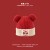 Um chapéu de Ano Novo para bebê vermelho, chapéu de inverno à prova de vento, engrossado, pullover para meninos e meninas, cachecol de tricô fofo estilo ins