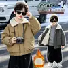 Jaqueta Infantil Forrada com Fleece 2026 Outono/Inverno Novo Estilo Meninos Estilo Coreano Bonito Estilo Hong Kong Jaqueta de Algodão Bebê Criança Pequena Roupas de Algodão Espessadas