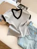 Camiseta de Punto para Mujer Estilo Coreano Bloques de Color Falso Dos Piezas Cuello en V Hombro Normal Manga Corta, Nuevo Verano 2026 Ajuste Ceñido Adelgazante