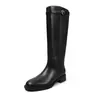 Botas de Cavaleiro em Couro Integral Melanóide Outono/Inverno 2026 Salto Médio Robusto Bico Redondo Fivela Couro Genuíno Cano Reto Cano Alto Longas para Mulheres