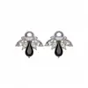 Aretes de flor de resina perlada incrustados con diamantes estilo francés, que exudan un ambiente lujoso y elegante, con un diseño moderno y único