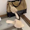 Pantuflas peludas de tacón grueso estilo francés para mujer, aptas para usar en exteriores, nuevo modelo de otoño 2026, pantuflas peludas de felpa de alta gama con punta
