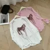 Camiseta Branca Manga Longa Gola Redonda Estilo Coreano para Mulheres, Peça de Sobrepor 2026 Primavera/Verão Nova Solta Tamanho Grande Estampada