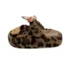 Zapatillas de casa de algodón gruesas de tacón alto 2026 superventas lindas y versátiles con diseño de oso, zapatillas peludas de velcro de moda para mujer