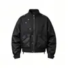 Chaqueta de trabajo con capucha verde militar personalizada de fábrica para hombre, con bordes crudos y múltiples bolsillos, con un diseño desgastado y moderno