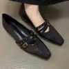 Versión de piel de oveja de los zapatos Mary Jane literarios, retro y cómodos, zapatos de cuero de moda con tachuelas para mujer, adecuados para ir al trabajo, con un diseño chic y elegante y un tacón grueso