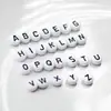 Venta caliente transfronteriza abalorios hechos a mano DIY 100 piezas/paquete letra única abalorios planos pulsera collar letra personalizada abalorios sueltos