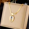 Colar de pérolas de camada dupla estilo francês de luxo leve para mulheres, pingente de concha branca em forma de coração, corrente para clavícula de aço inoxidável banhada a ouro de alta qualidade