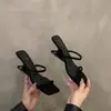 Sandalias de slip-on con diseño único, zapatos de hadas, nuevo estilo de verano 2026, sandalias de cuña con punta cuadrada francesas