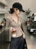 Camiseta base de punto color caqui estilo coreano con cuello en V y manga larga para mujer, diseño de otoño, top ajustado y adelgazante para mujer A13960