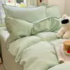 Conjunto de Quatro Peças de Algodão Lavado Liso Colorido com Borda de Concha Ultra Macio, Conjunto de Três Peças para Quarto de Estudante Classe A, Lençol de Cama e Capa de Edredom para Uso Doméstico~