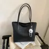 Moda de Alta Gama Transfronteriza 2026 Nueva Colección Primavera/Verano Bolso Tote Exquisito de Hombro y Axila de Moda para Mujer