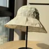 Novo Chapéu de Pescador Feminino Versátil de Aba Larga para Exterior, Chapéu de Praia Elegante e Fashion, Proteção Solar, Chapéu para Viagem de Férias, Tendência