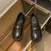 Mocassins de calçar em um passo feminino 2026 Primavera/Verão novo estilo popular salto grosso estilo britânico sapatos pequenos de couro preto sapatos únicos