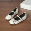Sapatos Mary Jane Punk Off-white com Rebites e Fivelas Duplas Femininos Novos Bico Quadrado Planos Sapatos de Uma Sola Versáteis Sapatilhas de Corte Baixo