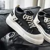 Sapatos Masculinos Outono Novo Estilo Antiderrapante Tendência Versátil Nicho Cabedal de Couro Sapatos Masculinos Estilo Hong Kong Casual Aumenta Altura Sapatos Brancos