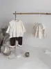 INS Blusa Recortada para Bebé Niña de Primavera y Otoño Camisa Base con Cuello de Loto Pantalones Sueltos Conjunto de Tres Piezas Estilo Coreano para Niña