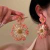 Aretes de isla hechos a mano de girasol de rafia y pasto, aretes de flores grandes exagerados de personalidad junto al mar, venta al por mayor de aretes