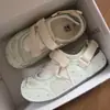 Sandálias Esportivas Vazadas Estilo Coreano para Mulheres, Novo Modelo Verão 2026, Sapatos Brancos Versáteis em Malha Respirável, Tênis Casuais com Solado Grosso