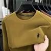 Sudadera DeRong para Hombre Cuello Redondo 2026 Otoño Nueva Moda Casual Versátil Logo de Caballo Bordado Camisa Básica para Hombre