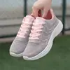Zapatos de punto fly transfronterizos para hombre, nuevos modelos de primavera y otoño, malla transpirable, pegado en frío, ligeros, adecuados para mediana edad y personas mayores, zapatos para caminar, zapatos casuales, zapatos de malla