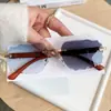 Gafas de sol de colores cambiantes de venta caliente, Gafas de sol sin montura de borde cortado de moda europea y americana con patillas de diseño de veta de madera de alta gama
