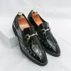 Zapatos casuales de cuero para hombre, talla grande, nuevos mocasines slip-on de comercio exterior, zapatos de charol brillante con remaches al por mayor