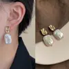 Brincos de Pérola de Luxo Nicho com Agulha de Prata S925, Tarraxas Versáteis da Moda com Toque de Alto Padrão, Item Quente da Moda para Socialites e Influenciadores