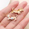 Colgante de aleación con forma de perro Dóberman de dibujos animados, Cachorro de cuerpo largo con ropa floral, Accesorios para Joyería de Pendientes y Llaveros DIY