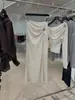 [Destacado] Yuran 26 Nueva Colección de Principios de Otoño: Conjunto de punto con hombro asimétrico y manga larga, mezcla de acetato, con falda midi de abertura lateral