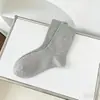 Meias Brancas e Cinzas para Mulheres, Meias de Cano Médio, Meias Longas de Algodão Puro para Primavera e Outono, Meias Japonesas Estilo Slouch com Listras Verticais Caneladas, Combinadas com Sapatos Pequenos de Couro, Modernas
