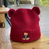 Gorro de Punto Bordado de Oso Lindo Invierno 2025 Gorro de Lana para Mujer Gorro para el Frío que Muestra la Cara Protección Pequeña para las Orejas Baotou Gorro de Moda para Mujer