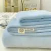 Nuevo juego de sábanas de franela de leche a cuadros de grado A para bebé y maternidad 2026, con un diseño sencillo de color liso, funda de almohada antiestática y funda de edredón (conjunto de tres piezas)