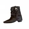 Botines retro estilo coreano con punta cuadrada pequeña, diseño interior que aumenta la altura y detalle de hebilla de cinturón, una pieza de moda de la colección Otoño 2026