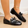 Colección de otoño 2026 transfronteriza para tallas grandes: Mocasines de mujer de suela blanda con diseño de lazo, piel suave, punta redonda y estilo slip-on, disponibles en stock