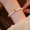 Pulsera de Perlas Atrae-Fortuna para Mujer con Colgante de Candado de la Suerte, Diseño de Nicho, Sensación de Alta Gama, Joyería de Pulsera Versátil