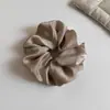 Scrunchie Exquisito de Cetim Jacquard Francês com Toque de Luxo, Elástico de Cabelo Estilo Relaxado Que Não Danifica o Cabelo, Faixa de Cabelo para Coque para Mulheres