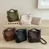 Otoño 2026 Nuevo Bolso de Mano Tejido Súper Popular Bolso de Hombro Único Bolso Cruzado Sentido de Alta Gama Diseño de Nicho Bolso Cubo Versátil