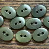 Botones puramente naturales con forma de fruta ovalada en color verde oliva con dos agujeros, utilizados para ropa infantil, suéteres irregulares de otoño e invierno y accesorios para abrigos.